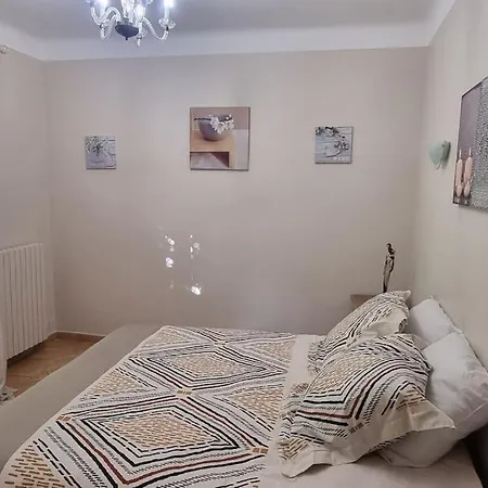 De 240 M2 Au Calme Avec Piscine * Salon-de-Provence